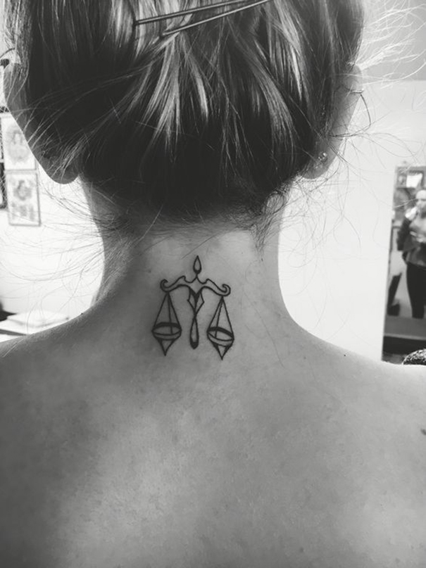 tatuagem de zodíaco de libra no pescoço 