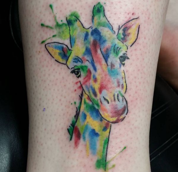 Desenho de girafa em aquarela na perna 