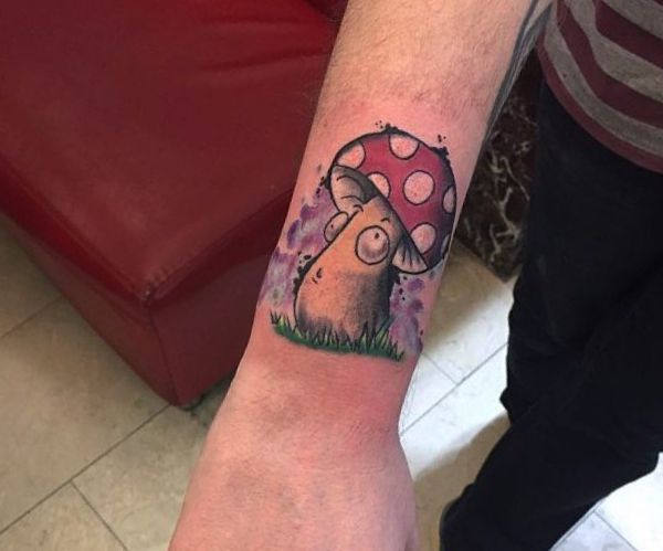 Desenho de tatuagem cogumelo dos desenhos animados no antebraço 