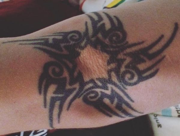 Estrelas tatuagem desenho no cotovelo 