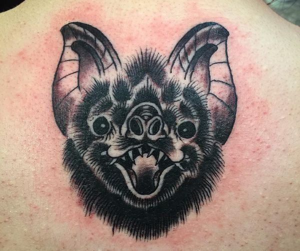 Tatuagem de morcego nas costas 