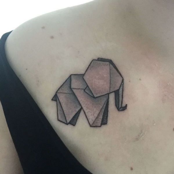 Tatuagem de elefante de origami na escápula 
