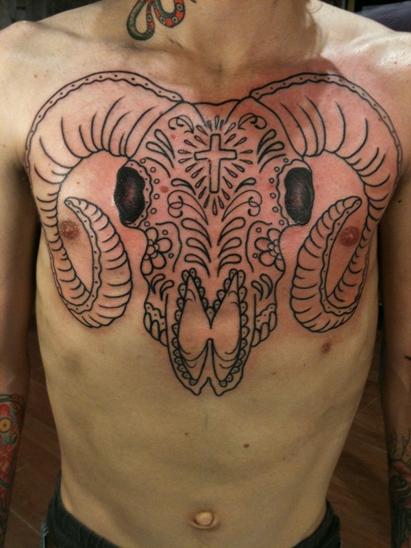 tatuagem de tinta marrom (56) 