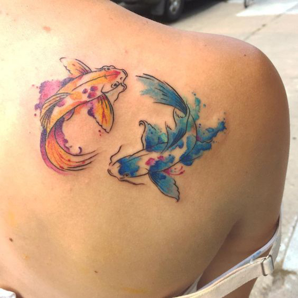 Tatuagem do zodíaco dos peixes da aguarela no ombro 