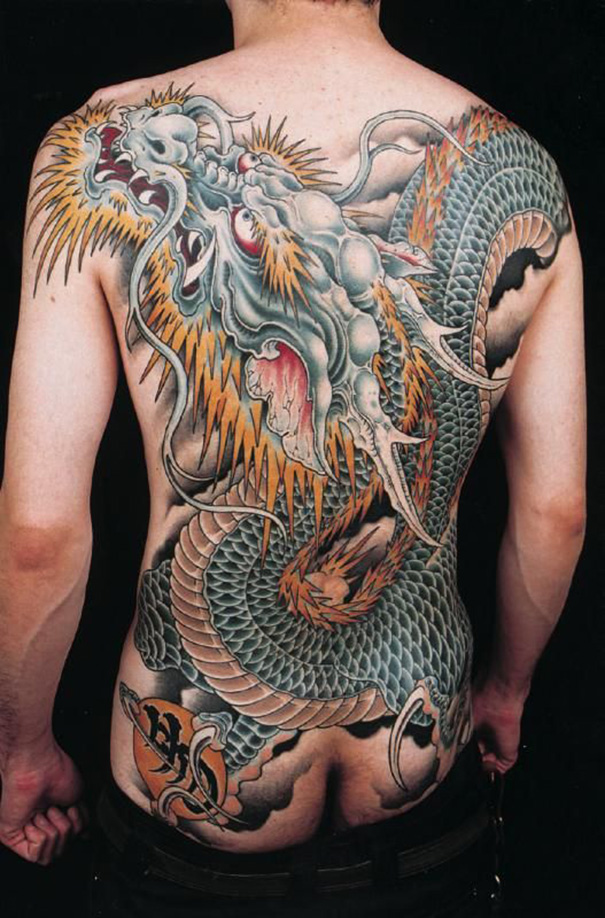 Tatuagem de dragão nas costas 