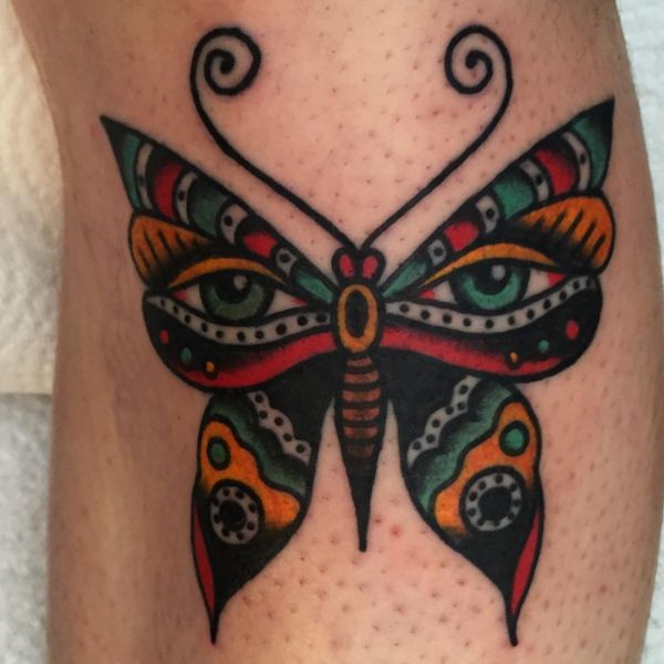 Desenho de borboleta colorida com os olhos na perna 
