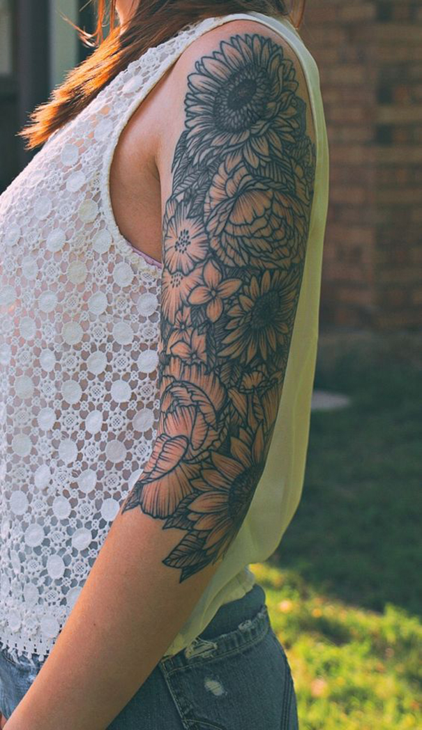 tatuagem de tinta preta girassol no braço 