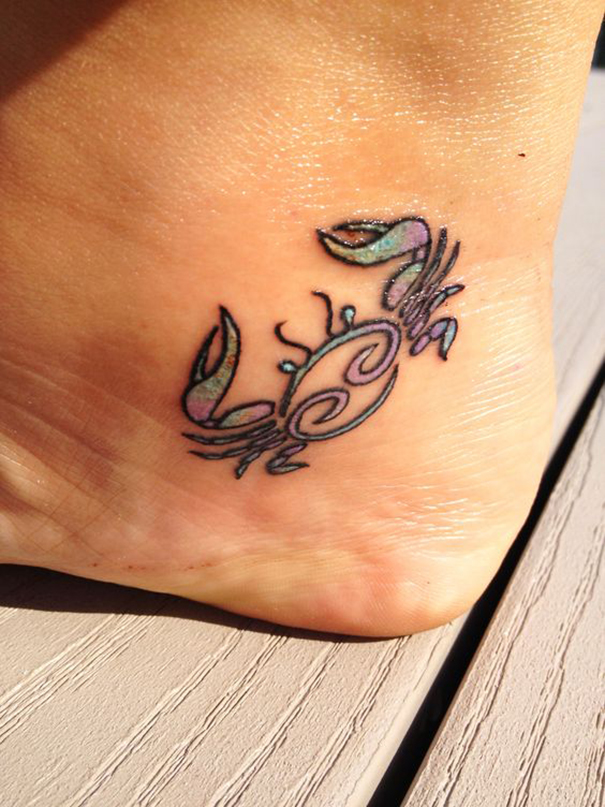 tatuagem de zodíaco de câncer a pé 