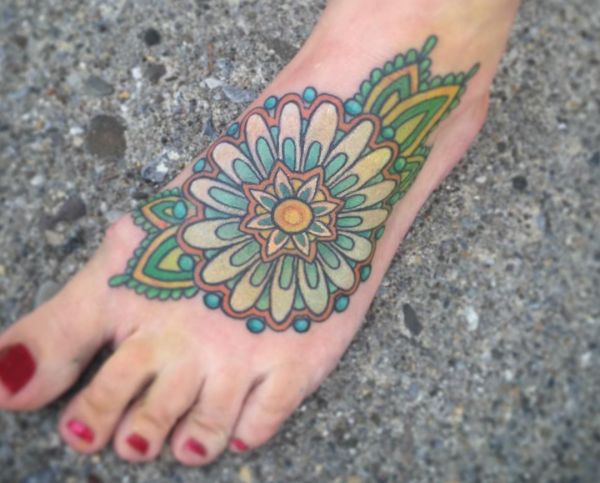 Tatuagem de margarida mandala no pé 