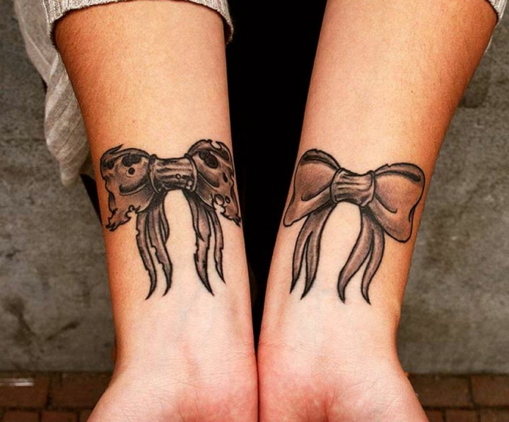 Laços de bonecos femininos tatuados 