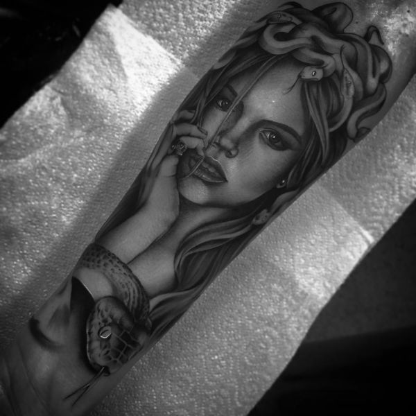 Desenho de tatuagem medusa 3D no braço 