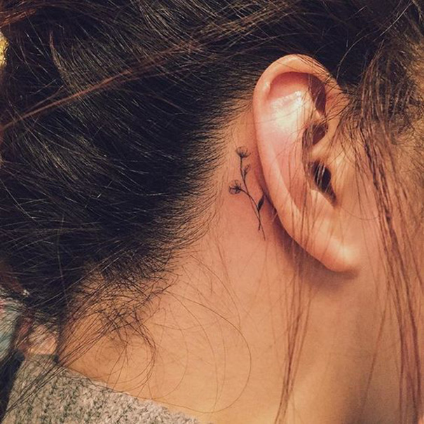 tatuagem de papoula atrás da orelha 