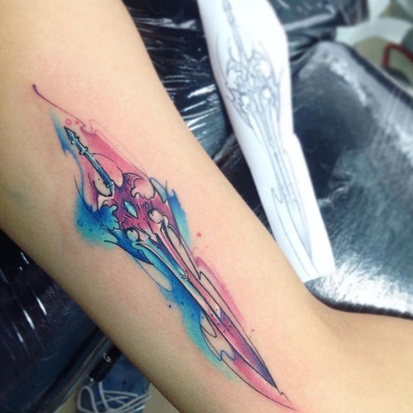 Desenho de espada de tatuagem em aquarela 