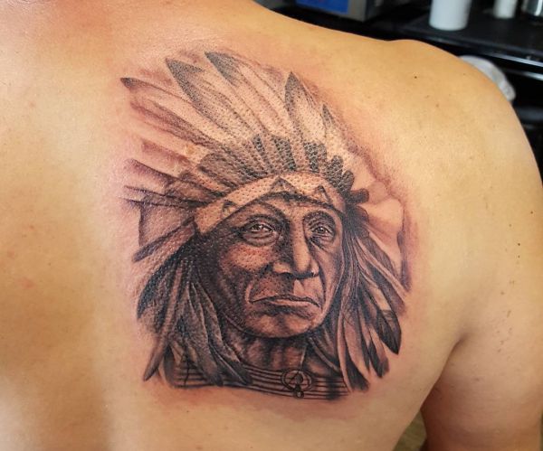 Tatuagem indiana nas costas 