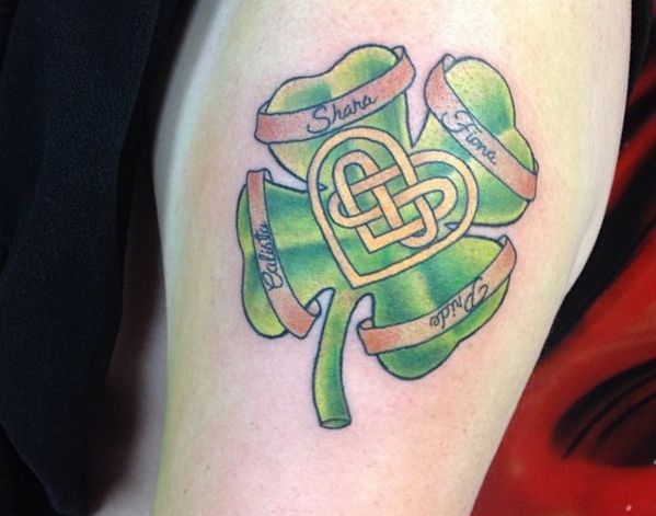Trevo celta com quatro folhas e nome tatuagem no braço 