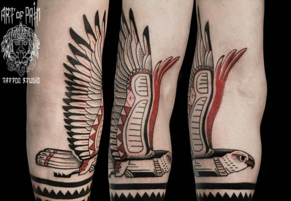 Tatuagem de falcão egípcio no braço 