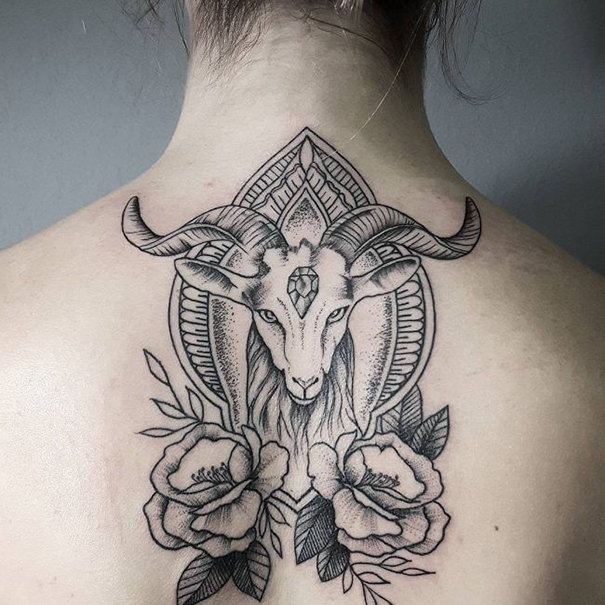 Tatuagem de Capricórnio Zodíaco nas costas 
