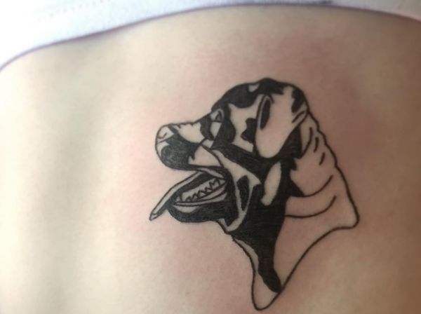 Tatuagem de cabeça de cachorro preto e branco 