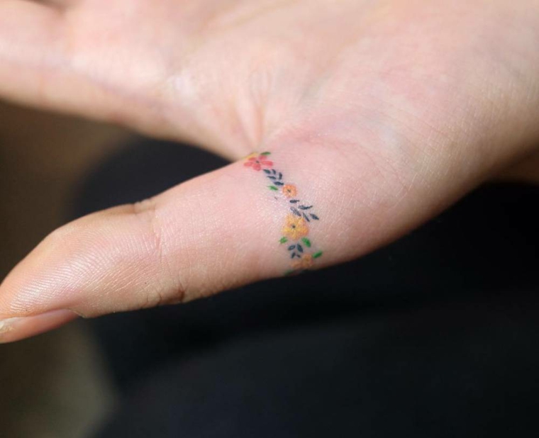 melhor-tatuagens-dedos-opções-coroa-flores 