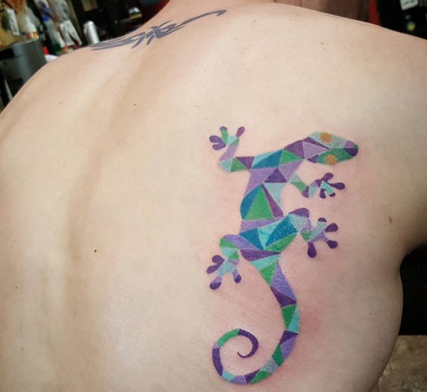 Design de tatuagem de lagartos geométricos na parte de trás 