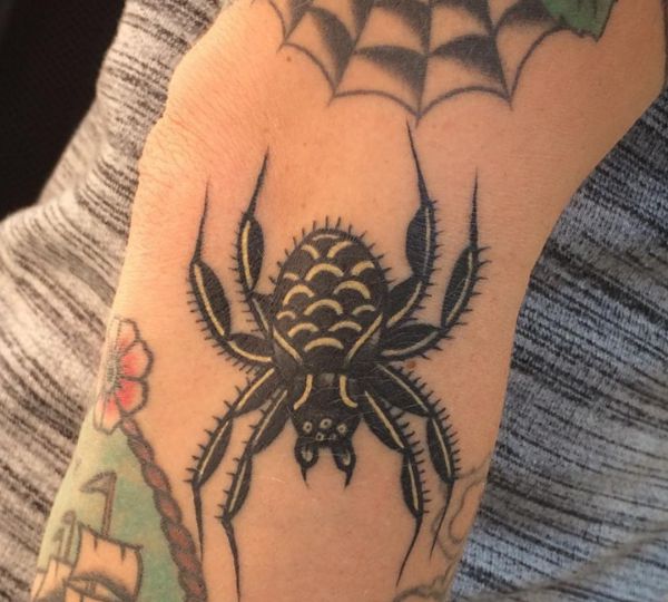 Desenho de aranha no antebraço