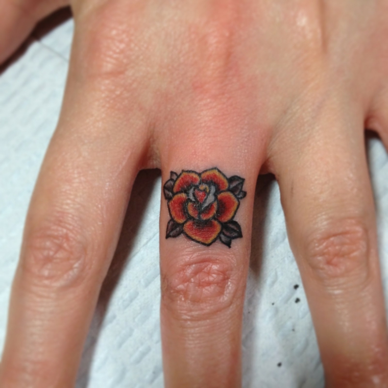 melhores tatuagens-dedos-mão-flor-linda 
