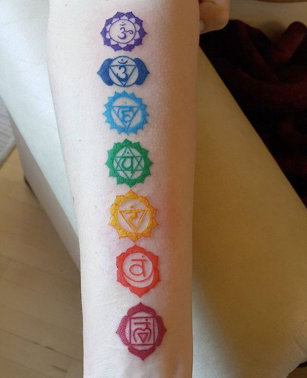 tatuagem de chakra no braço 