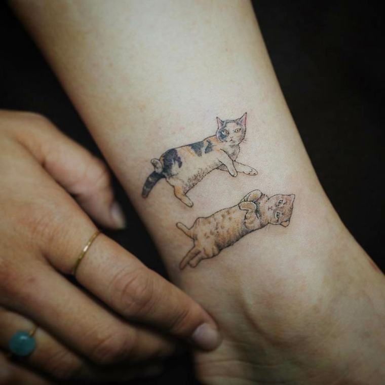gatos de pulso tatuados amarelos 