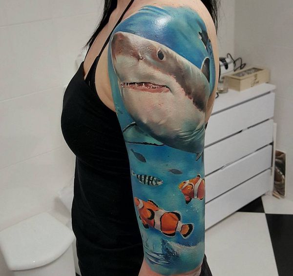 Tatuagem de tubarão 3D realista sobre a mulher de braço 