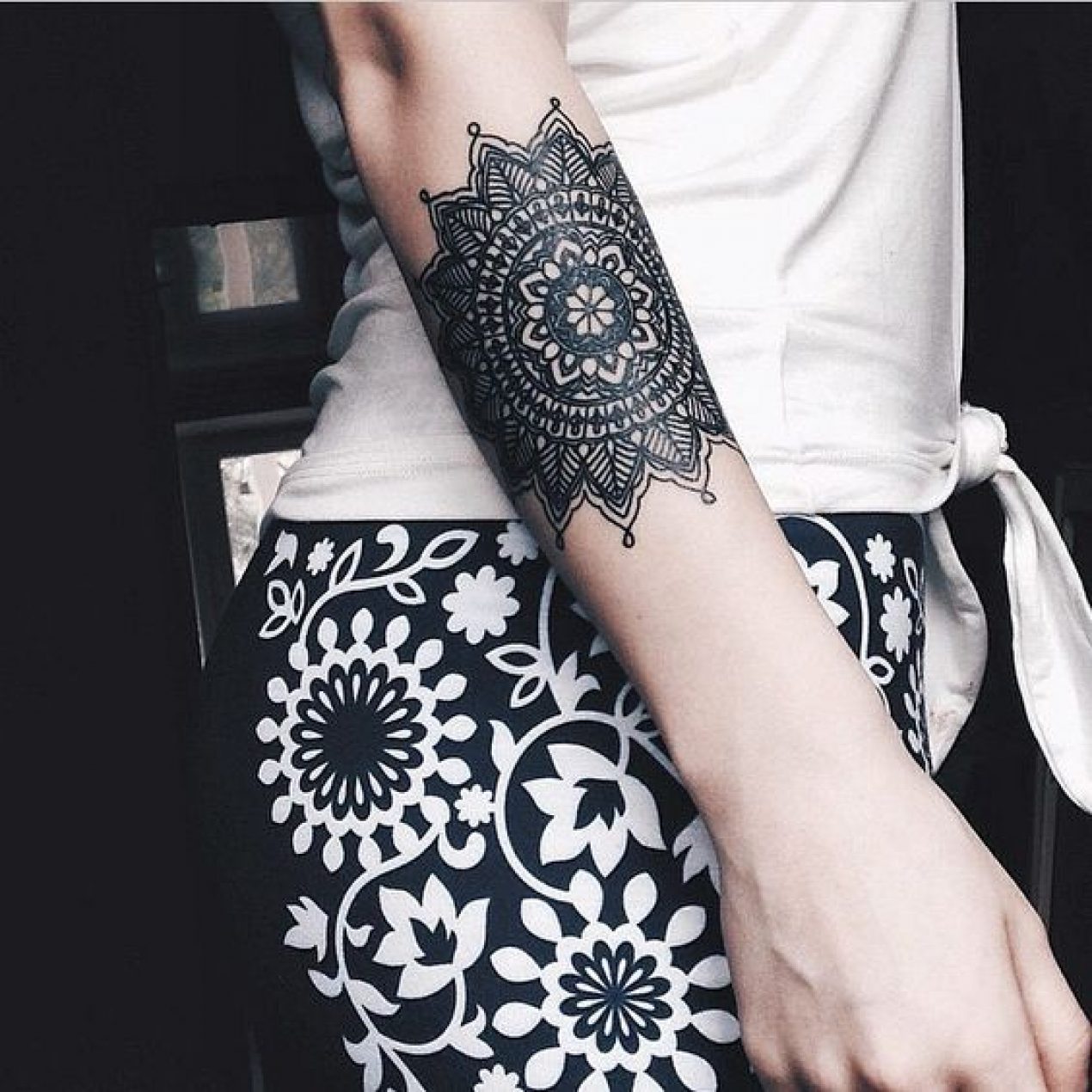tatuagens mandalas -mano-diseeno-tinta-negra 