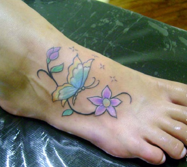 Uma borboleta com tatuagem de flor margarida em um pé 