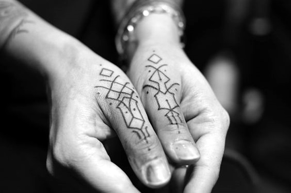 Projetos bonitos dos tatuagens do dedo (48) 