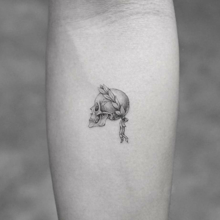 pequenas tatuagens cranium flowers 