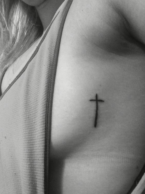 tatuagem cruzada na costela 