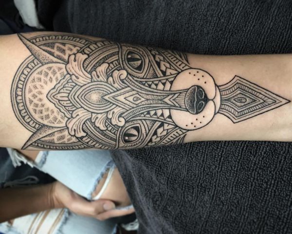 Design de tatuagem de cabeça de raposa no braço 