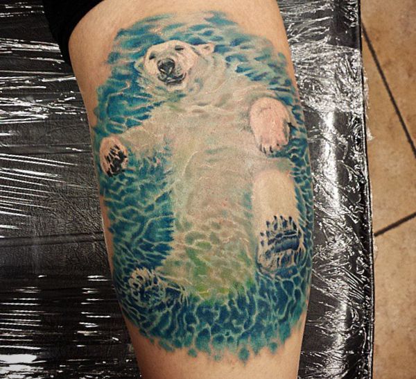 Tatuagem de banho de urso polar design na perna 
