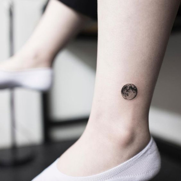 tatuagem da lua a pé 