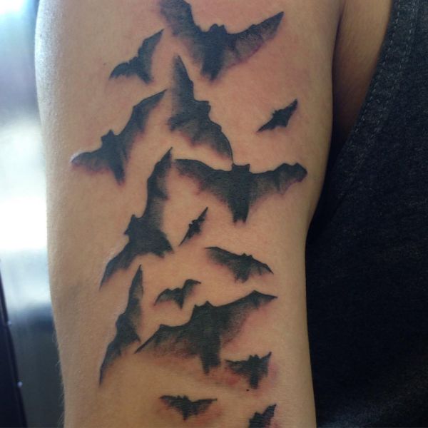 Tatuagem de enxame de morcego no braço 