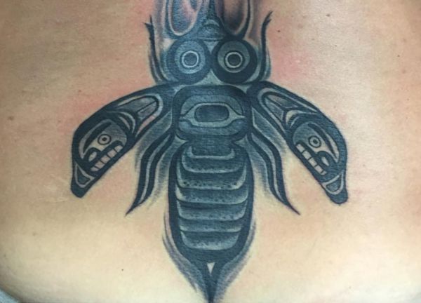 Idéia de tatuagem de abelha tribal 