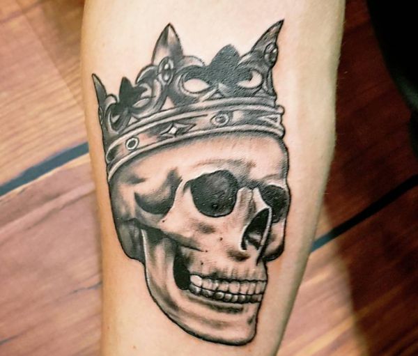 Crânio com tatuagem de coroa 