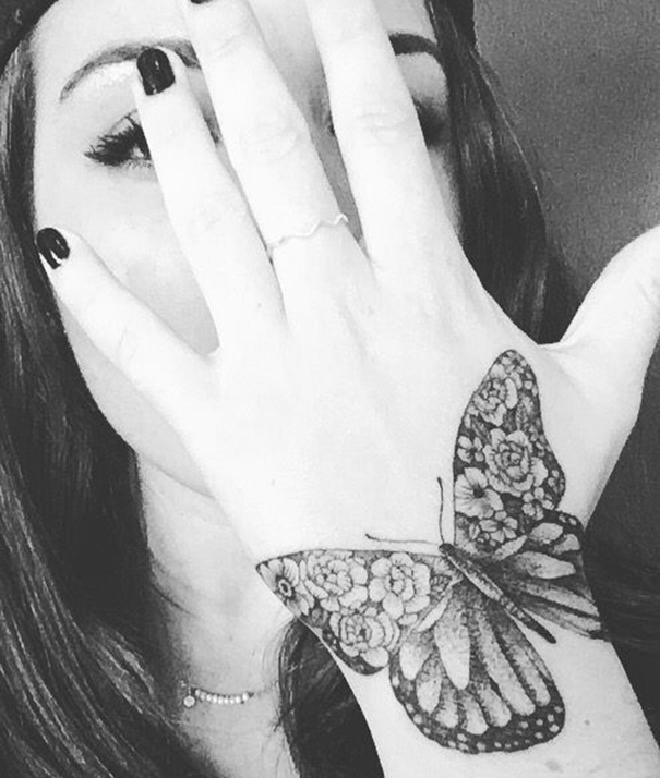 linda borboleta tatuagem na mão 