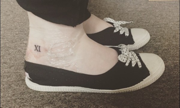 Desenhos de tatuagem pequeno bonito para pés de menina (60) 