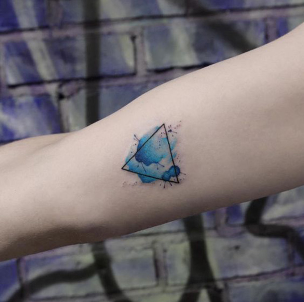 tatuagem de triângulo no braço 