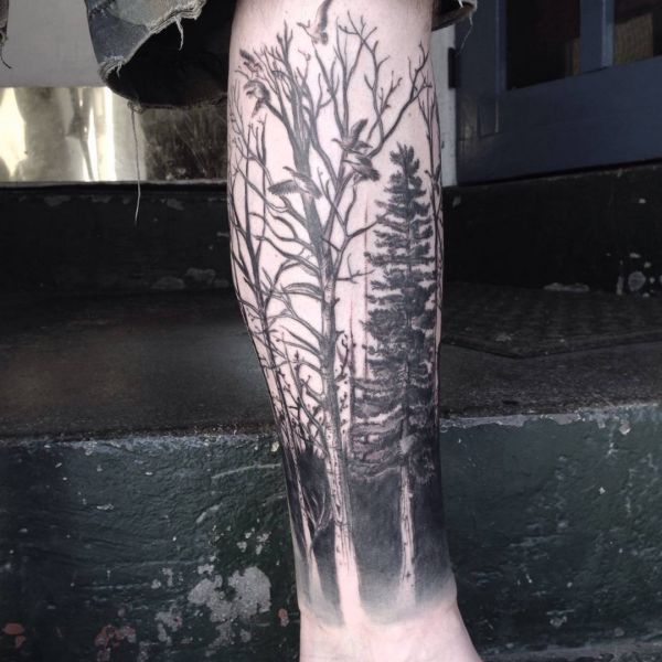 Design de tatuagem de floresta com pássaros na perna 