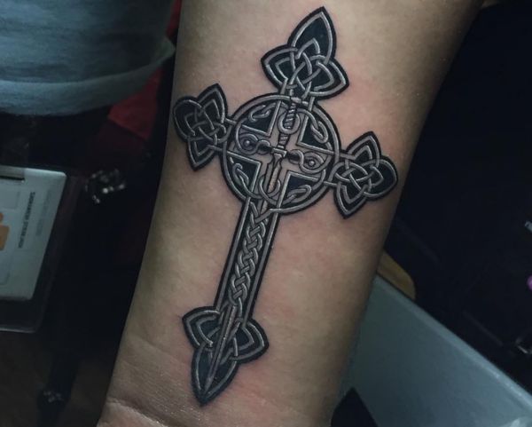 Design de espada e cruz celta no pulso 