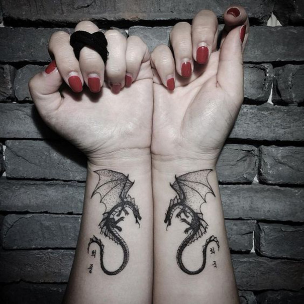 Tatuagem de dragão no pulso 