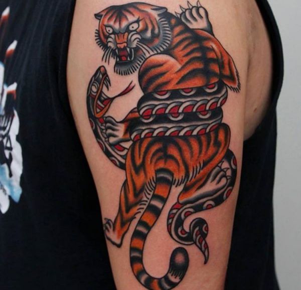 Tigre com design de cobra no braço 
