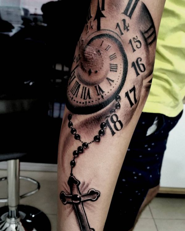 Relógio com design de tatuagem cruz no cotovelo 