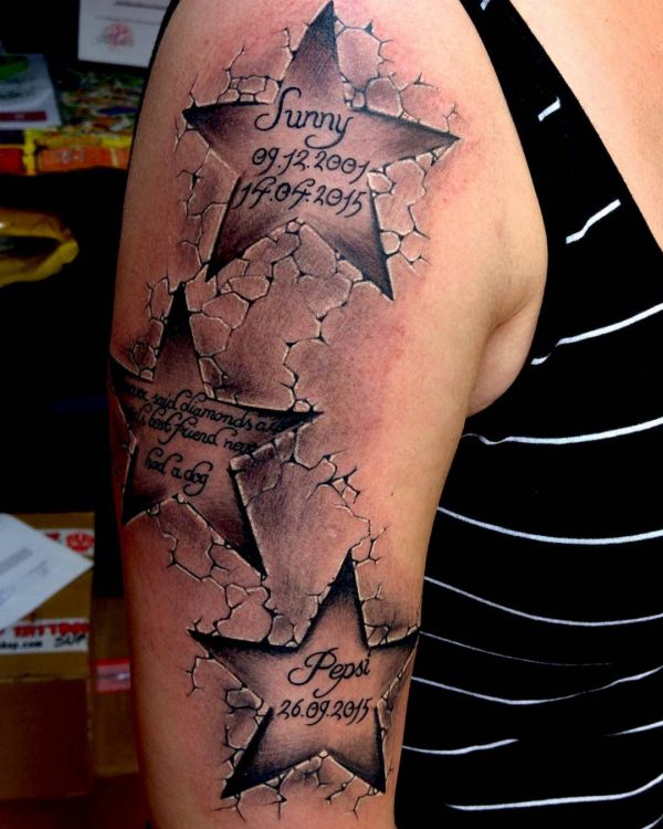 Star Tattoo Design com nome e data no braço 