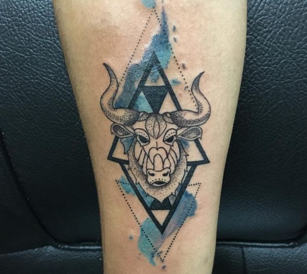 Aquarela e desenho de tatuagem de Taurus geométrica no antebraço 
